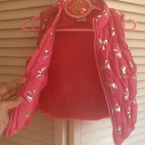 Pink puffer vest with silver bow ties for girls size 2T - Picture 4 of 4